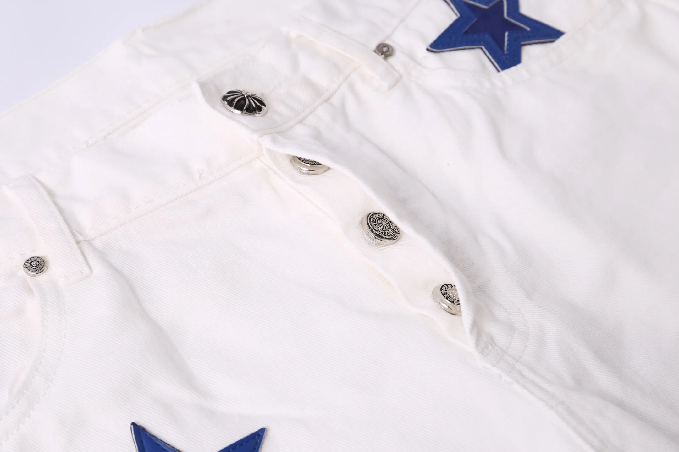 P260 Style No.: H889 Crow Heart & 𝐂𝐡𝐫𝐨𝐦𝐞 𝐇𝐞𝐚𝐫𝐭 ss25 new Fontainebleau limited star 💫 patchwork leather jeans. Styles with different washed textures are very friendly to people with thin legs. The slightly flared version perfectly modifies the leg shape. The timeless and moderate length makes it easy to match and match. It is the basis for various styles and is a must-have in your wardrobe! The fabric is stiff but also makes the upper body soft without losing texture. The washing process is even more perfect. It is a must-have item for everyone! ! ! Washed wheat, hang tag, pants label, three labels complete Color: white Size: 28-30-32-34-36